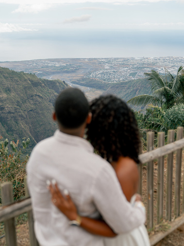 Des jeunes fiancés regardant la côte depuis les hauteurs des montagnes à La Réunion