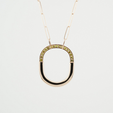 This elegant yellow-gold Tiffany carabiner lock-style necklace features a stunning peridot accent. With its unique design and vibrant colour, it’s a sophisticated addition to any jewelry collection, perfect for elevating every day.