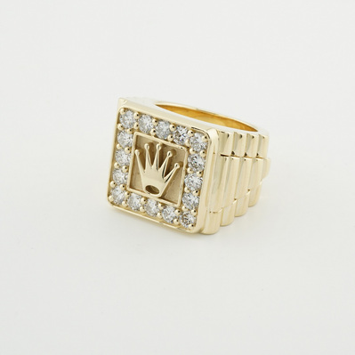 Make a statement with a 14kt Yellow Gold Rolex Crown Signet Ring (62 grams), featuring VS1 Clarity D Color Diamonds. A bold and refined piece for those who appreciate fine craftsmanship.