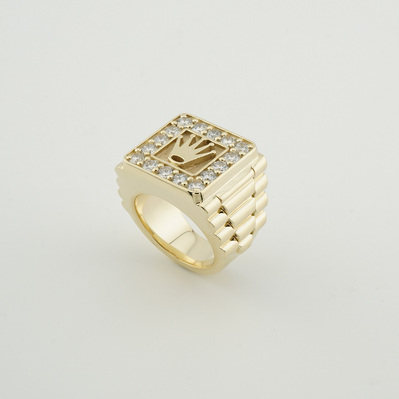 Make a statement with a 14kt Yellow Gold Rolex Crown Signet Ring (62 grams), featuring VS1 Clarity D Color Diamonds. A bold and refined piece for those who appreciate fine craftsmanship.