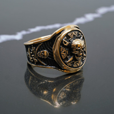 Embrace the adventurous spirit of the high seas with the Pirates of the Caribbean Signet Ring. Crafted from 10-karat yellow gold, this bold ring features intricate black antiqued details, offering a timeless look that captures the essence of adventure.