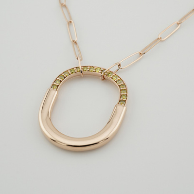 This elegant yellow-gold Tiffany carabiner lock-style necklace features a stunning peridot accent. With its unique design and vibrant colour, it’s a sophisticated addition to any jewelry collection, perfect for elevating every day.