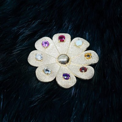 This handmade flower brooch is beautifully crafted with a variety of family birthstones, making it a personalized and meaningful accessory. A perfect gift to celebrate family bonds, it adds a touch of elegance and sentiment to any outfit.