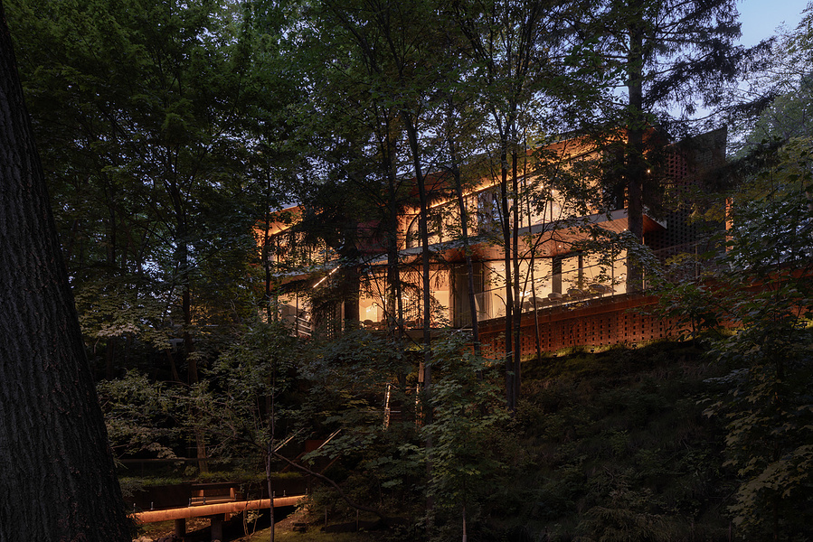 Toronto Custom Residence architecture photographer captures twilight soht of luxury home in Toronto designed by BA Collective architects based in LA California. Adrian Ozimek toronto architecture and interior design photographer