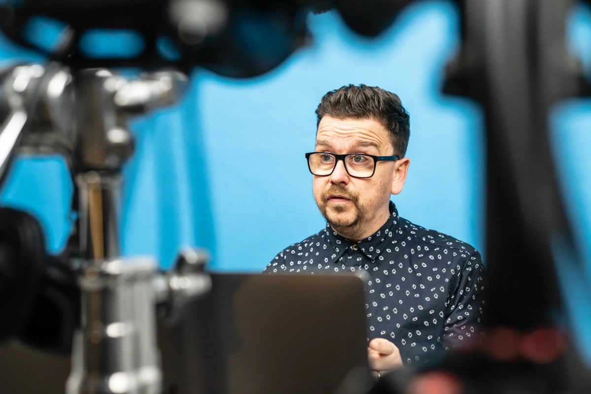 actor self tape in studio on green / blue screen