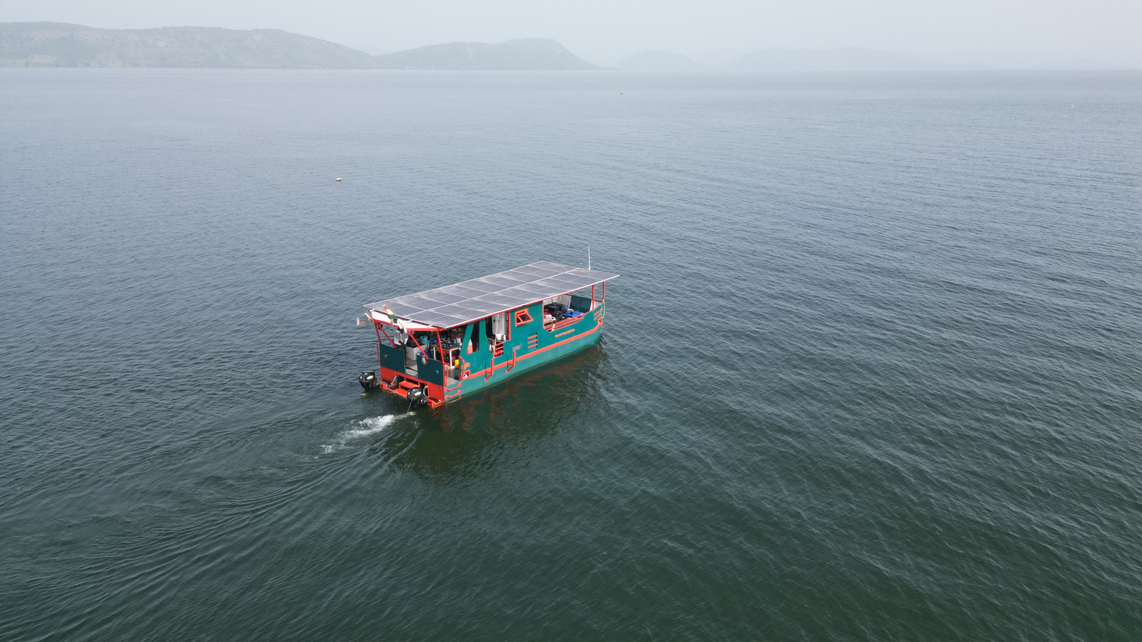 The Woman Who Does Not Fear Travels on The Volta Lake - Ofoe