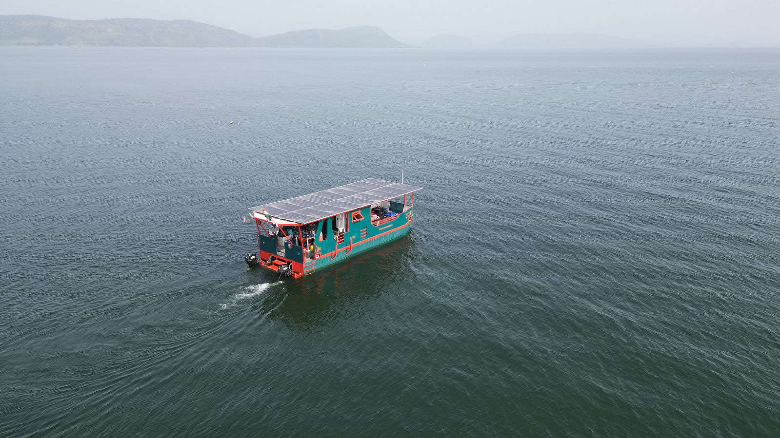 The Woman Who Does Not Fear Travels on The Volta Lake - Ofoe