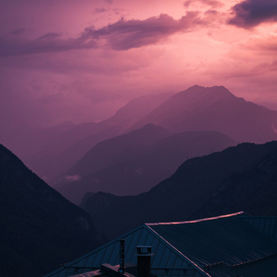 coucher de soleil dans un village de montagne