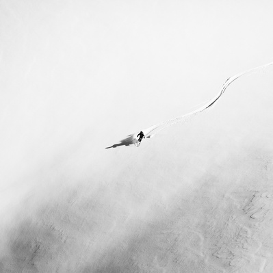 photo art skieur poudreuse noir et blanc