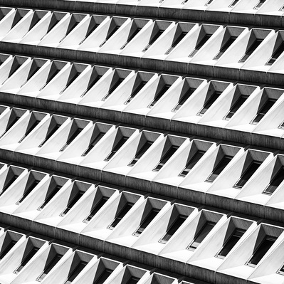 facade de batiment en noir et blanc
