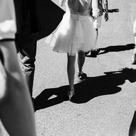 jambe de mariée en noir et blanc dans une foule