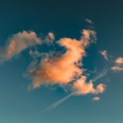 nuages dans le ciel en forme de coeur
