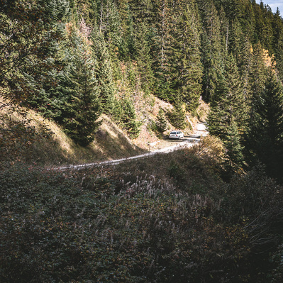 voiture à l'abandon sur chemin de montagne