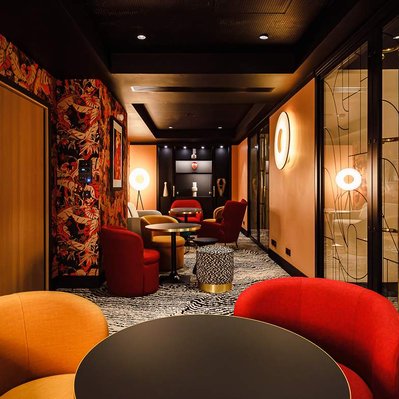 salon hôtel art modern avec papier peint japonisant à motif