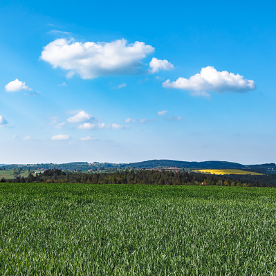 nuages suspendus sur l'horizon