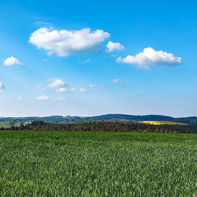 nuages suspendus sur l'horizon