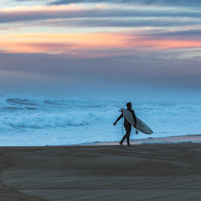 surfer coucher de soleil maree de pleine lune Hossegor