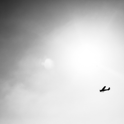 avion de tourisme dans le ciel
