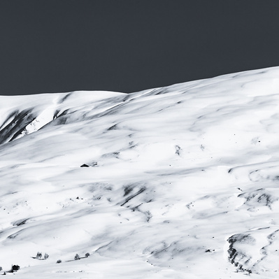 silhouette de montagne en noir et blanc