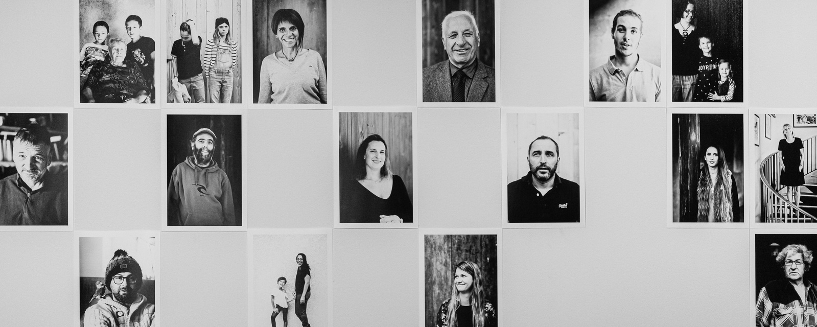 portraits noir et blanc sur un mur