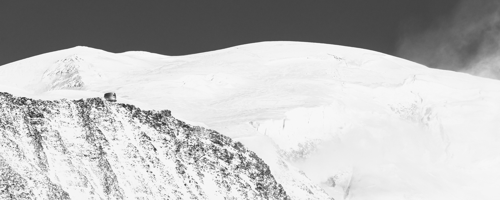 crête sommitale du Mont blanc en noir et blanc avec refuge du Goûter en amorce