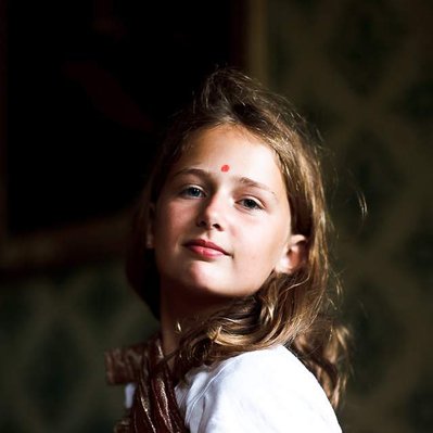 jeune fille gracieuse déguisée en princesse indienne