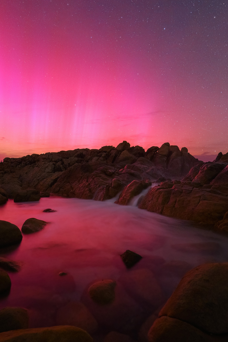 The Aurora Australis shines brightly over Injidup Natural Spa