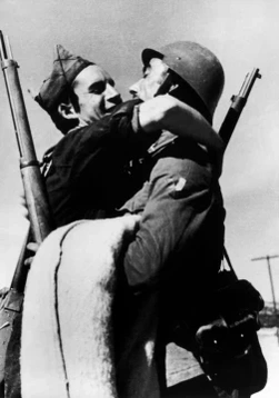 La fotografía histórica de Robert Capa en el Frente de Aragón en agosto-septiembre de 1936 muestra soldados republicanos en pleno conflicto, transmitiendo la intensidad y la crudeza de la Guerra Civil Española.