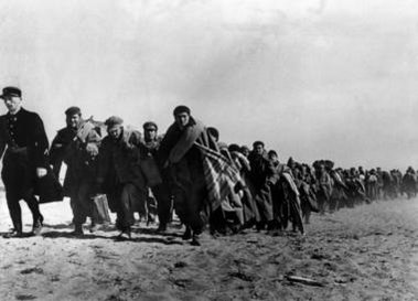 La icónica fotografía de Robert Capa presenta una fila desgarradora de refugiados, capturando la angustia y el desplazamiento en medio del conflicto.
