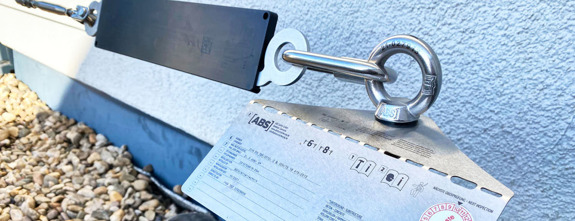 Sekundanten - System mit Prüfplakette. Auf dem Dach mit Schild. Sonne.