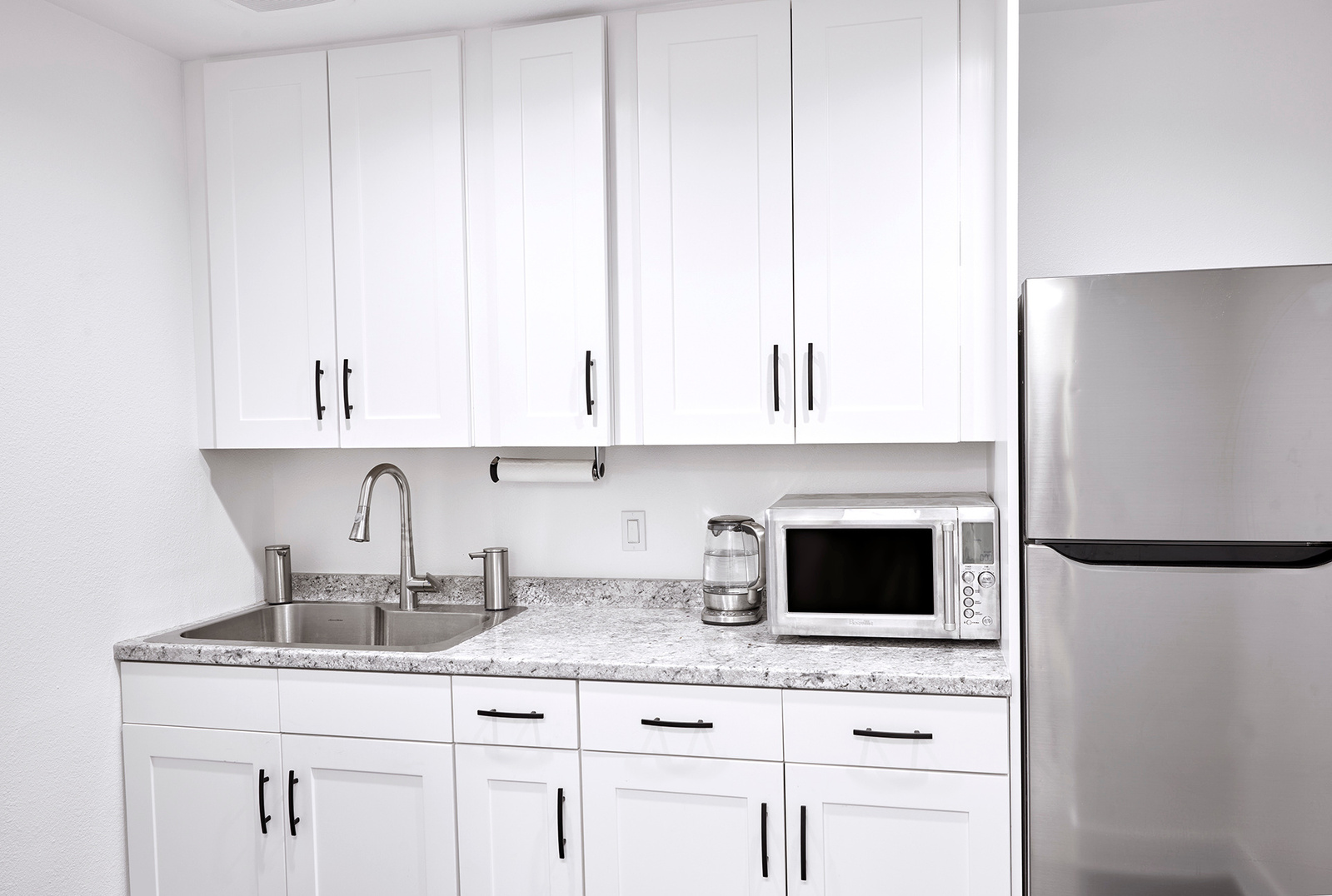 Los Angeles professional and affordable photo studio for photography and video production. Fully loaded with high-quality equipment: Broncolor, Aputure, Grip, and Digital equipment. Kitchenette.
