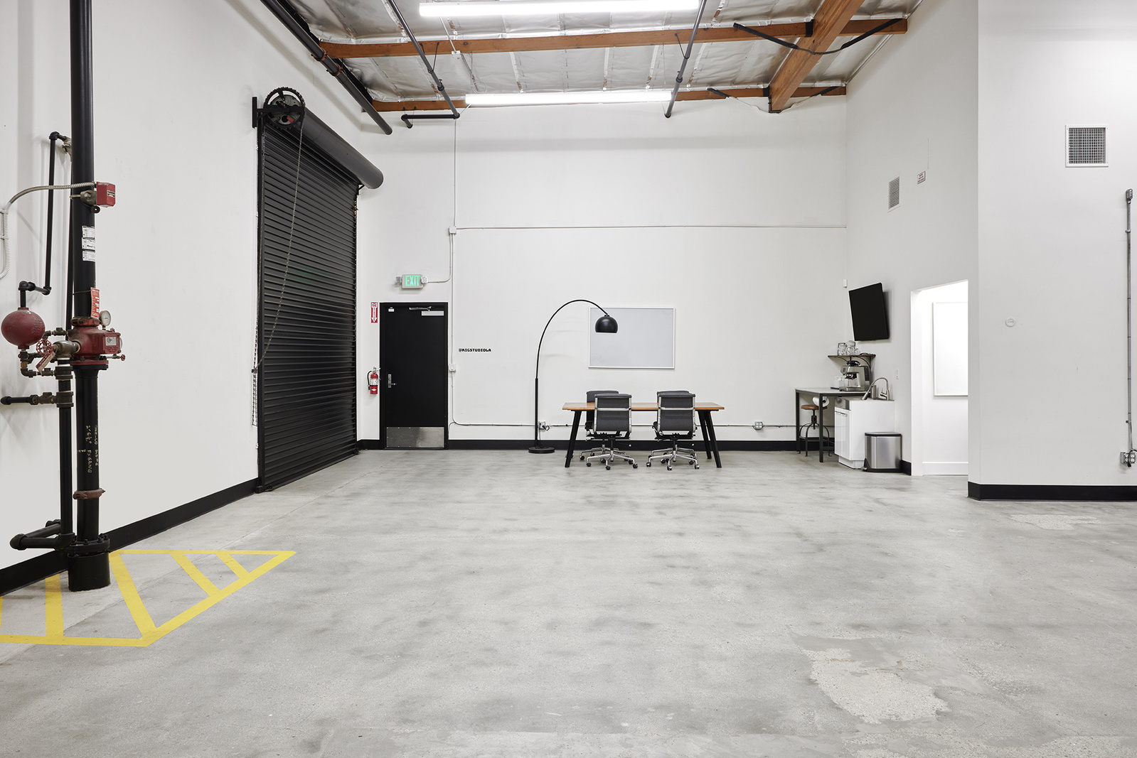 Los Angeles professional and affordable photo studio for photography and video production. Fully loaded with high-quality equipment: Broncolor, Aputure, Grip, and Digital equipment. Main Studio.
