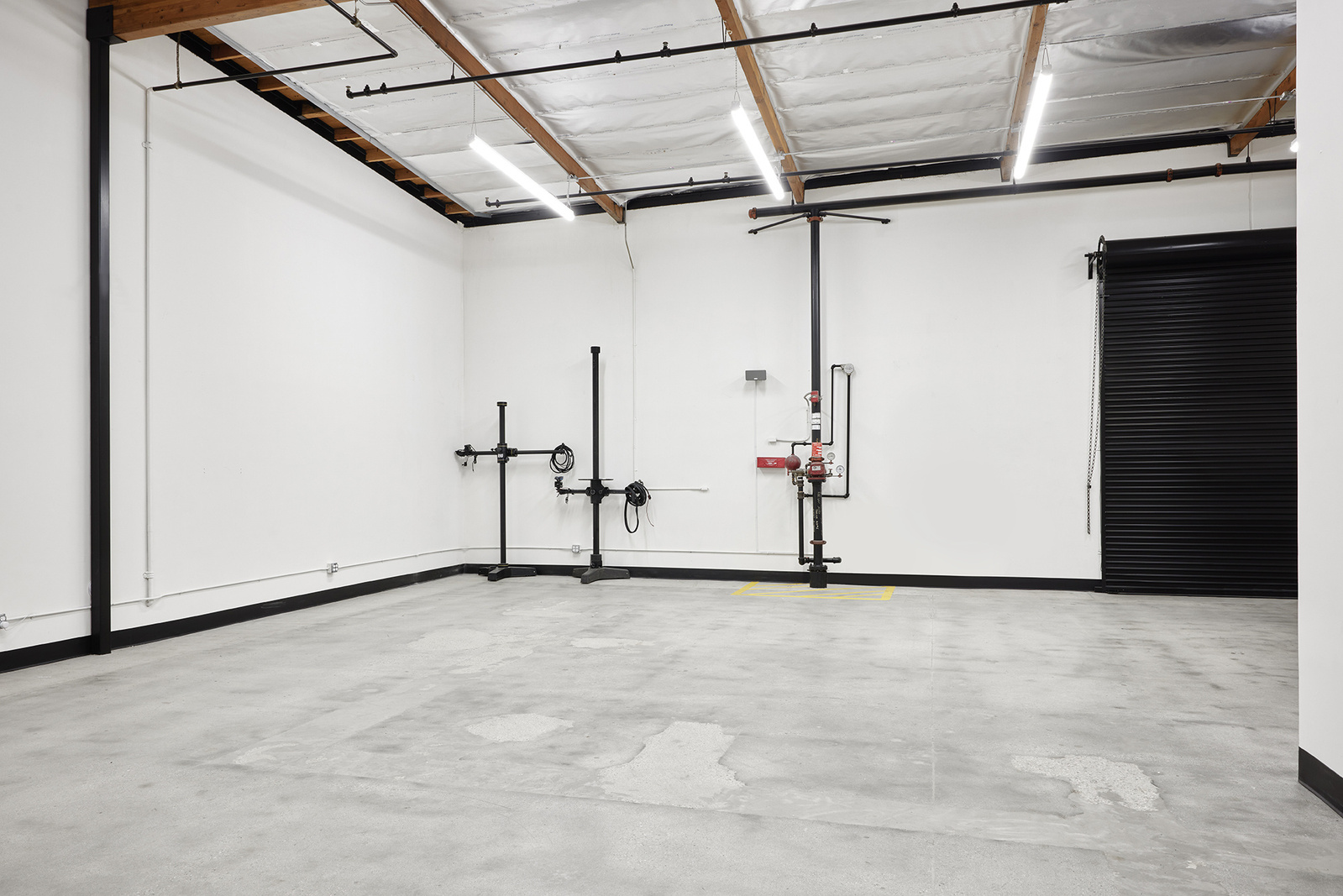 Los Angeles professional and affordable photo studio for photography and video production. Fully loaded with high-quality equipment: Broncolor, Aputure, Grip, and Digital equipment. Main Studio.
