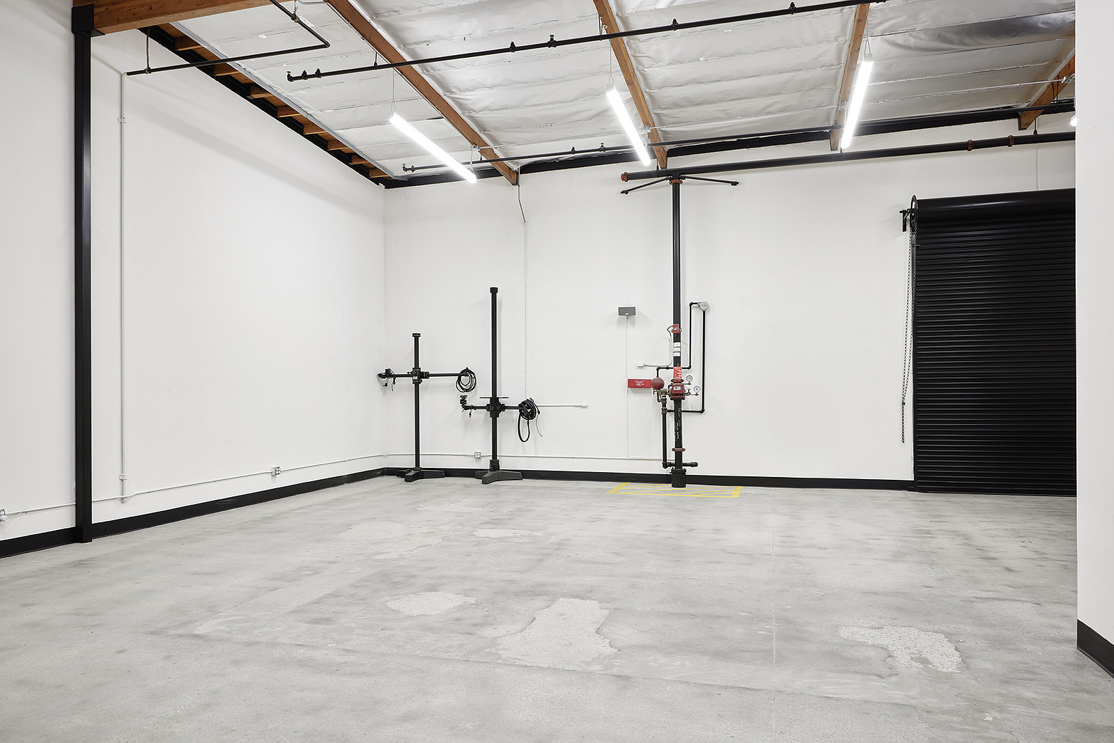 Los Angeles professional and affordable photo studio for photography and video production. Fully loaded with high-quality equipment: Broncolor, Aputure, Grip, and Digital equipment. Main Studio.
