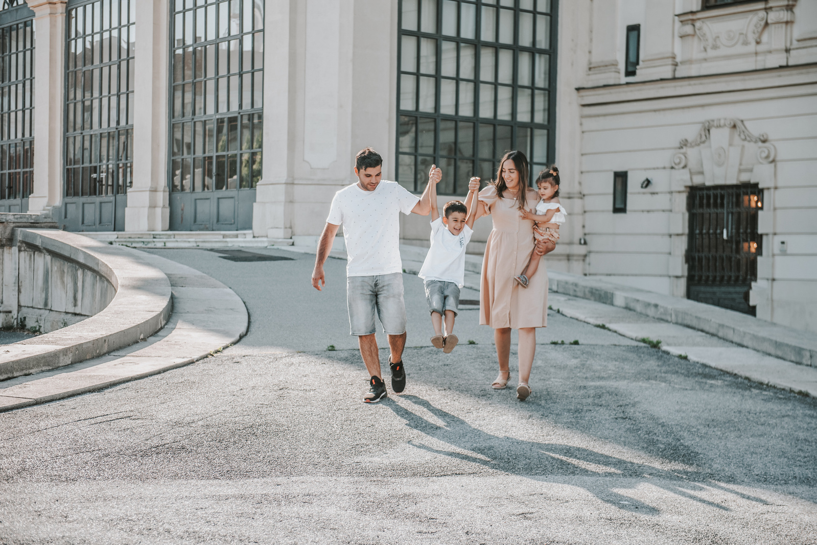 Familie genießt den sonnigen Tag  in Wien