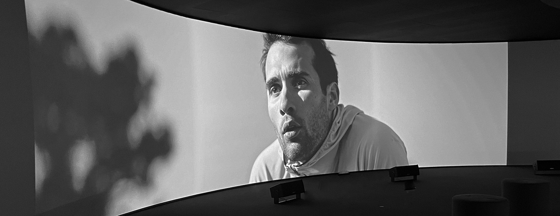 expérience immersive installation projection sound asmr storytelling
Martin Fourcade olympic legend légende olympique jeux olympiques alpes alps montagne france moutain run athlète black and white rock sky rocher ciel noir et blanc somfy