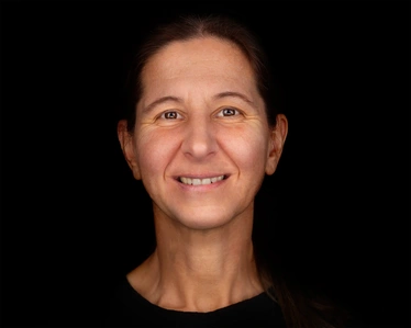 Egy érett nő karakteres headshotja, amely a belső erőt és a személyiség eleganciáját sugározza. Finoman kiegyensúlyozott fények hangsúlyozzák a vonásokat. - Headshot Budapest 