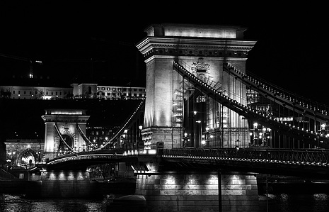A Lánchíd egy másik szögből fekete-fehérben, kiemelve a szerkezet monumentalitását és az éjszakai Budapest hangulatát.