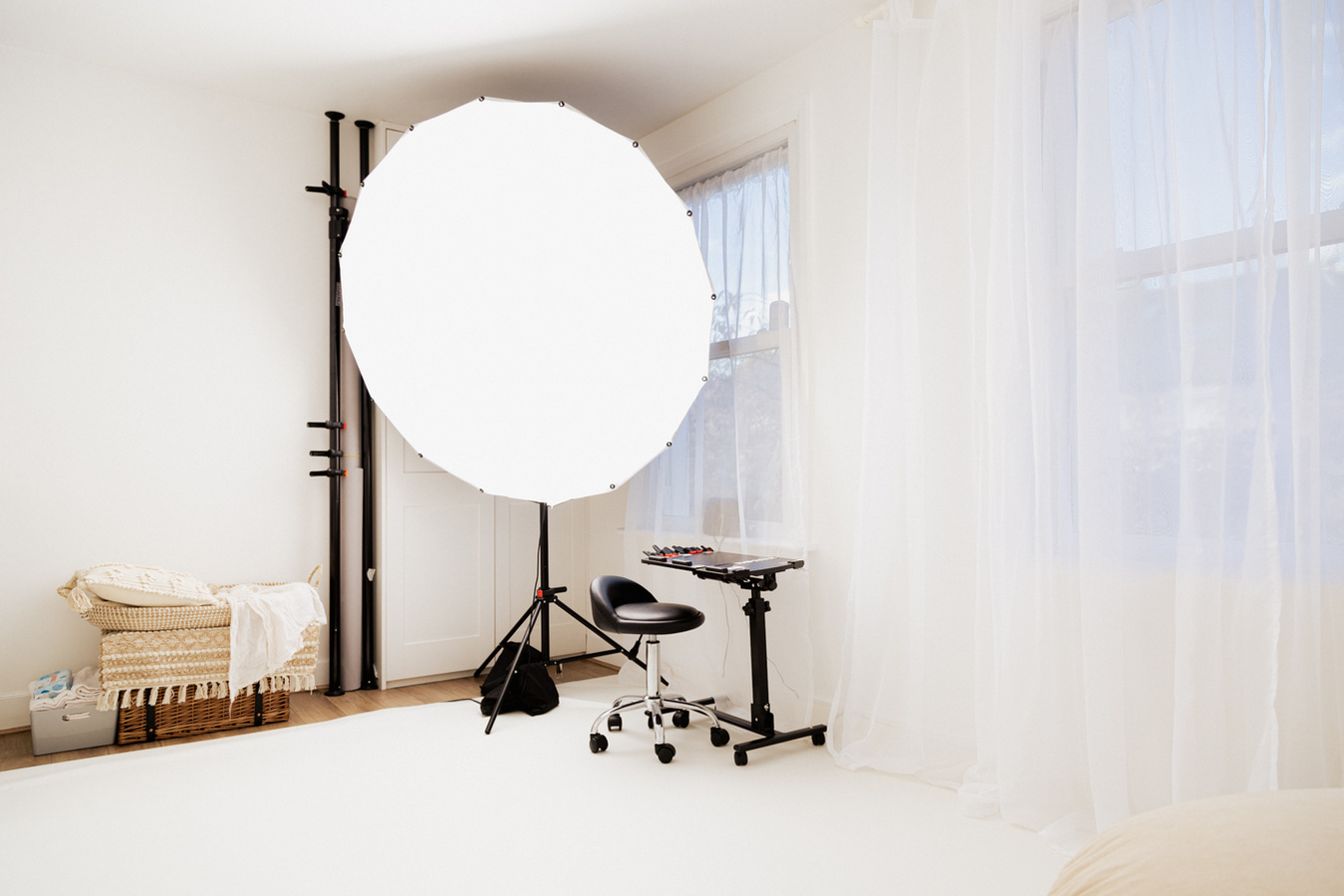 Soft Diffused newborn photography lighting that is consistent 