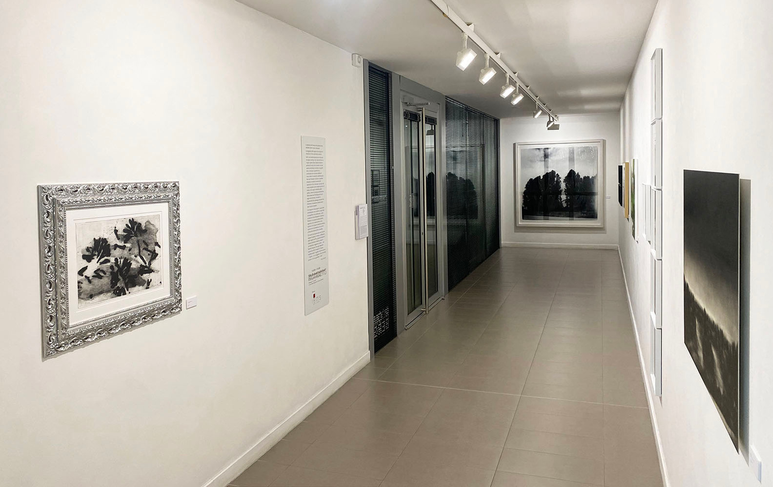 Vista dell'allestimento interno alla galleria