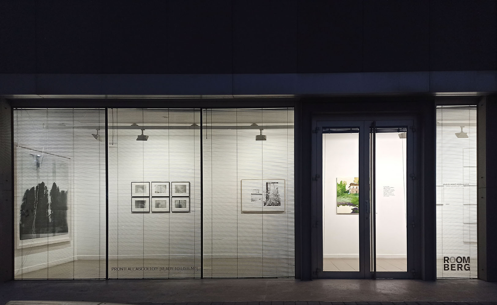 Vista della mostra dalla vetrina della Galleria. Le opere visibili, in questo particolare scorcio, sono di Luca Piovaccari, GIuseppe RIpa, Giancarlo Dell'Antonia, Carlo Cane e Sebastiano Guerrera