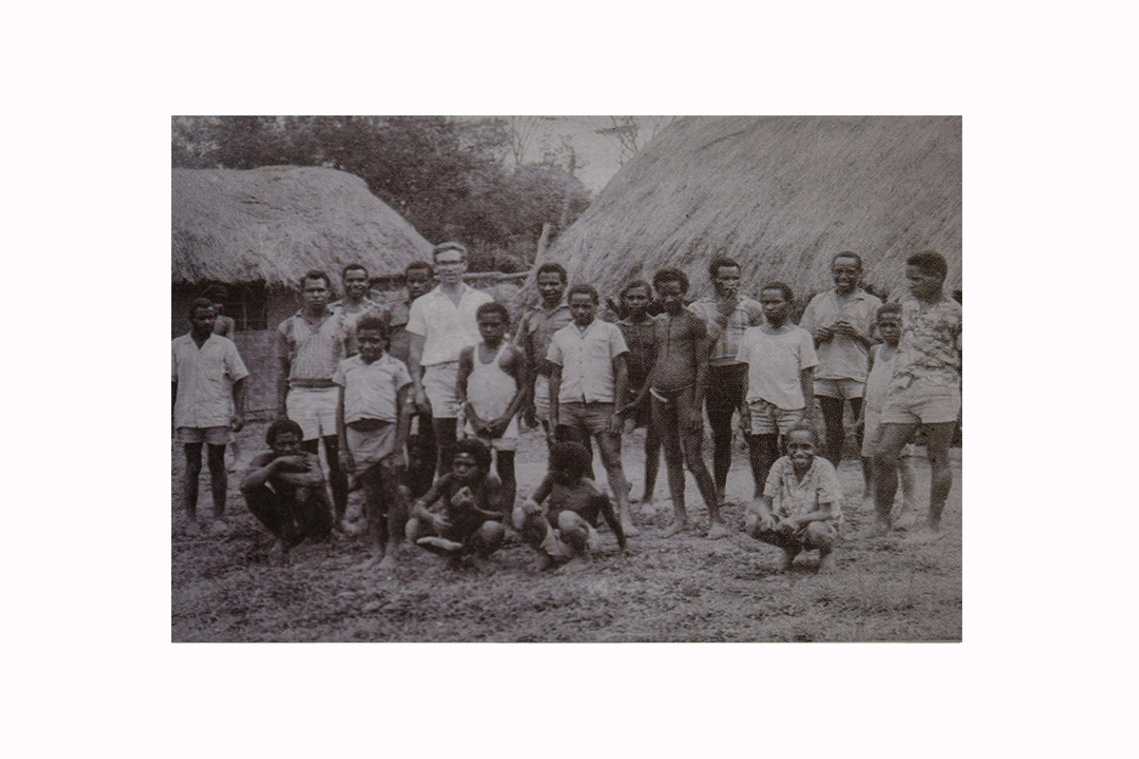 Father Lieshout with local people and children of Musatfak, Baliem Valley, Wamena, 1965. (Repro photograph from OFM archive).
