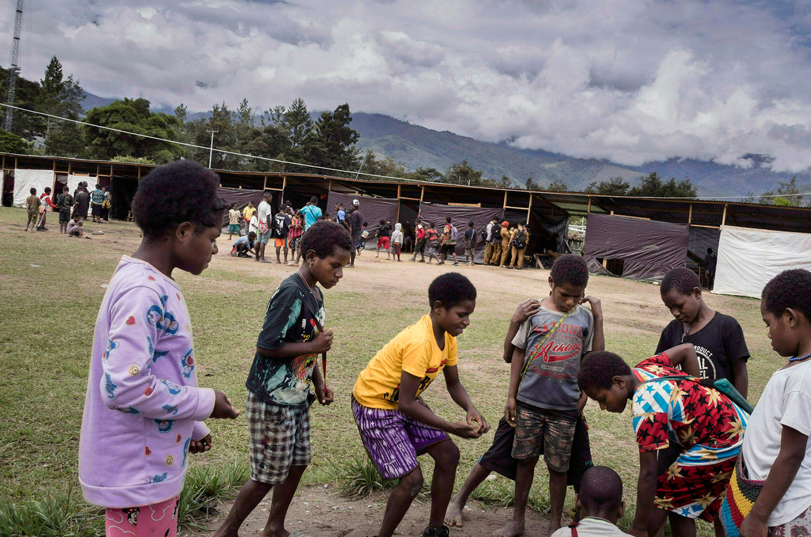 Jayawijaya, Papua, Indonesia, 2019. Emergency school for Nduga refugee children made of iron tarpaulin for the roof, plastic for the walls and wood.