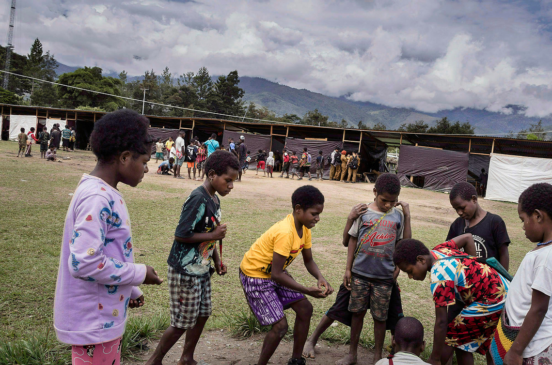 Jayawijaya, Papua, Indonesia, 2019. Emergency school for Nduga refugee children made of iron tarpaulin for the roof, plastic for the walls and wood.