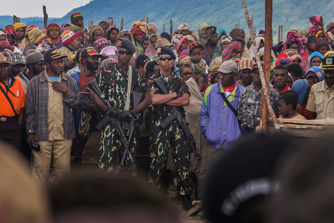 Deiyai, Papua, Indonesia. 2009. The presence of security forces in welcoming district head officials in the new autonomous region. The special autonomy policy triggered the emergence of a new autonomous region in Papua.
