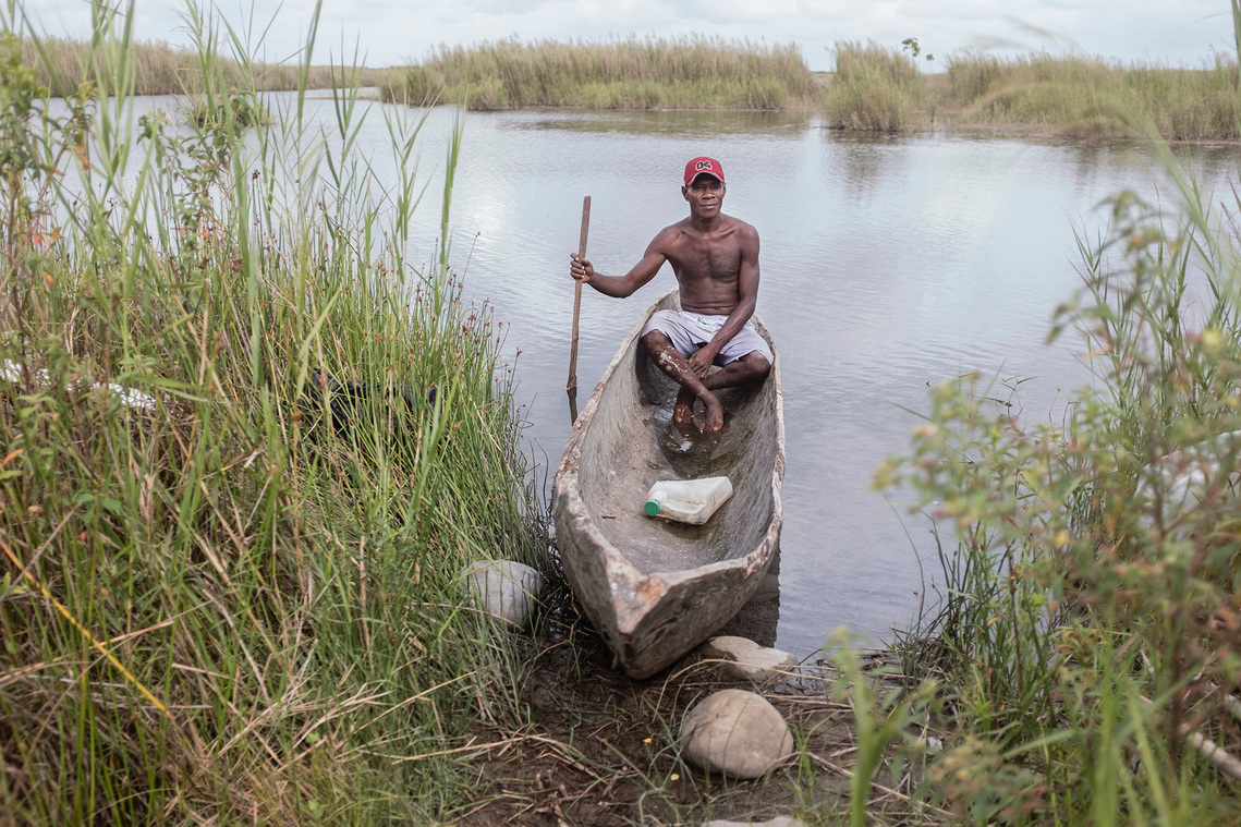 Mimika, Papua, Indonesia. 2021. Boi, 32, looking for fish in the tailings disposal area in Otomona River. The depreciation of forest volume due tailing disposal stream and the increase in the number of community members, make the fish habitat narrower