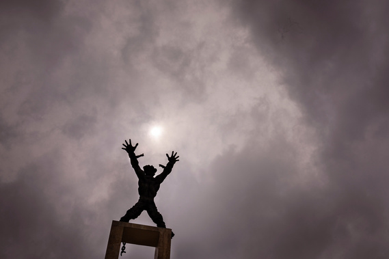 The West Irian Liberation Monument by Edi Sunarso was founded in 1963, based on a sketch by Henk Nuntung. The idea came from Abraham Dimara, a military officer from Biak, Papua, who wore a broken chain costume during the independence day parade.