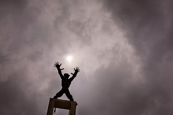 The West Irian Liberation Monument by Edi Sunarso was founded in 1963, based on a sketch by Henk Nuntung. The idea came from Abraham Dimara, a military officer from Biak, Papua, who wore a broken chain costume during the independence day parade.