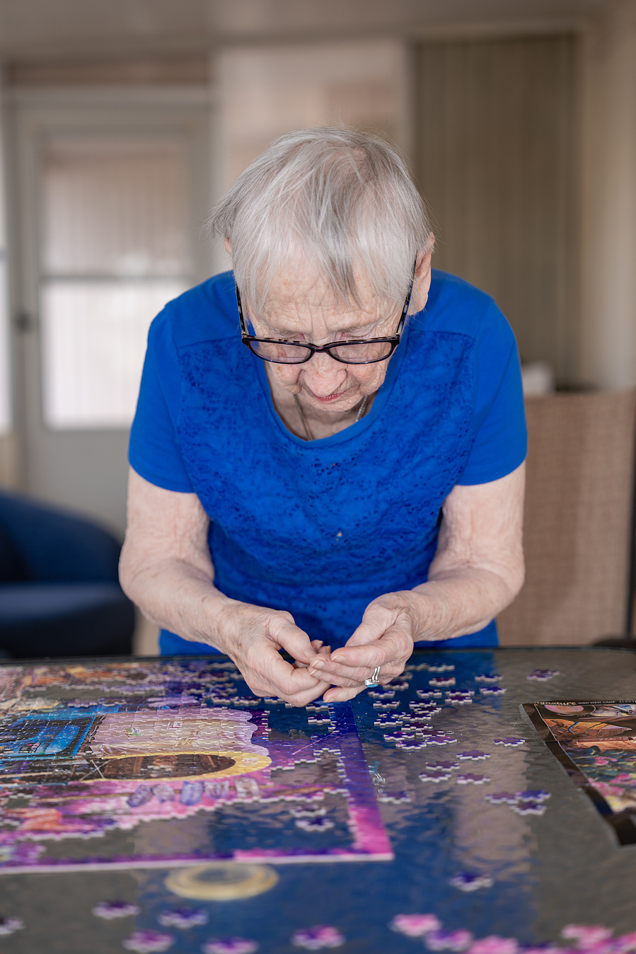 With a look of determination, this senior puzzle enthusiast proves that brain-stimulating hobbies support longevity, memory, and independence in older adults.