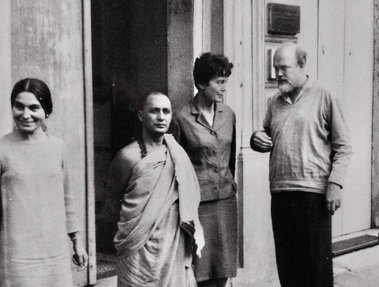 L-R Maria Schmid Miejska, Svami Satyananda, Wilhelmine & Prof. Keyserling